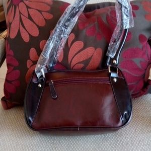 Never used this small bag looks $$$$$. The brown i